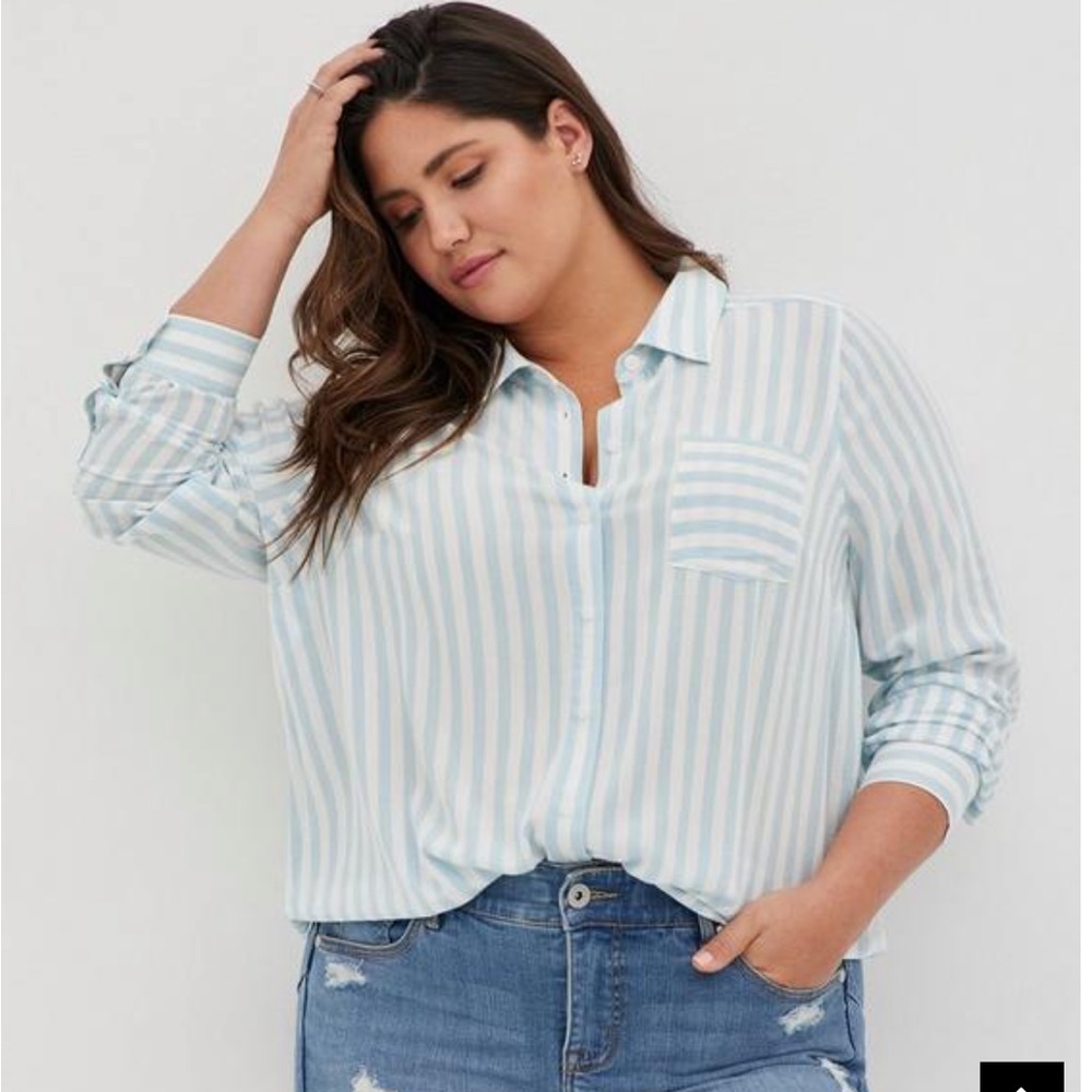 Torrid Lizzie Rayon Crepe Button-Up
Long Sleeve Shirt size 1